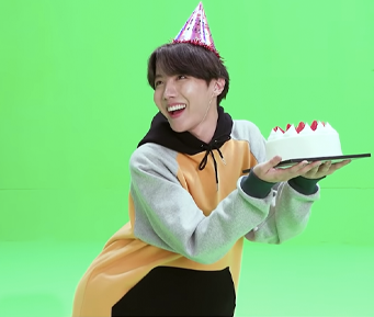 charleneot7brz's tweet photo. Hje é um dia muito especial, é dia do J-Hope. Ele brilha como o sol e ilumina nossas vidas. Nos encanta e nos traz muita alegria. Desejo q seu dia seja maravilhoso, c/ muita paz e saúde . Eu t amo, o Brasil t ama muito. Parabéns meu amor J-Hope.💜
#forjhope
#HappyBirthdayjhope https://t.co/fTxo4zZ3QS