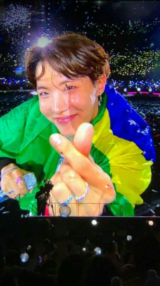 charleneot7brz's tweet photo. Hje é um dia muito especial, é dia do J-Hope. Ele brilha como o sol e ilumina nossas vidas. Nos encanta e nos traz muita alegria. Desejo q seu dia seja maravilhoso, c/ muita paz e saúde . Eu t amo, o Brasil t ama muito. Parabéns meu amor J-Hope.💜
#forjhope
#HappyBirthdayjhope https://t.co/fTxo4zZ3QS