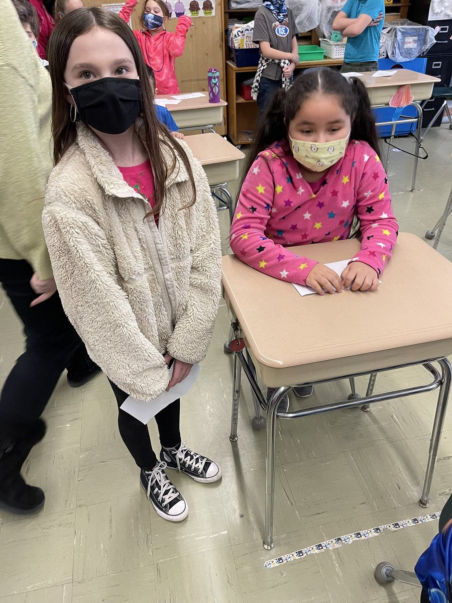 ejrussell2's tweet photo. Smile-A-Grams in 4th &amp; 2nd Grades! #EJRShiningStars https://t.co/rf6nS2UOHh