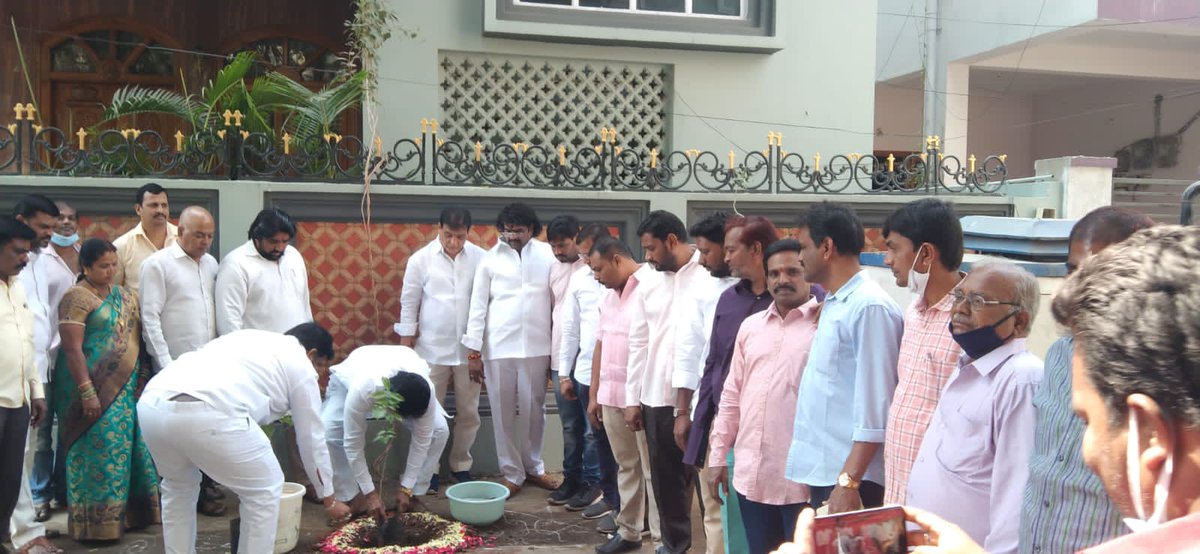 mnsrinivasrao7's tweet photo. గ్రీన్ ఇండియా ఛాలెంజ్ సృష్టికర్త రాజ్యసభ సభ్యులు శ్రీ @MPsantoshtrs గారి సూచన మేరకు గౌరవ ముఖ్యమంత్రి శ్రీ కల్వకుంట్ల చంద్రశేఖర రావు గారి జన్మదినం సందర్భముగా ముషీరాబాద్ నియోజకవర్గంలో మొక్కలు నాటిన గ్రేటర్ హైదరాబాద్ టిఆర్ఎస్ పార్టీ నాయకులు గౌరవ M. N. శ్రీనివాసరావు గారు
@KTRTRS https://t.co/HISekB3Goa