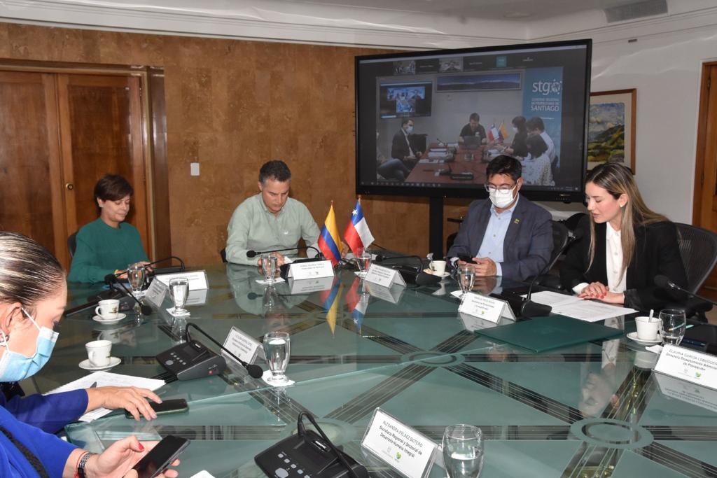 DesarrolloEcoAn's tweet photo. Hoy firmamos Acuerdo de Hermanamiento entre la @GobAntioquia y @GobiernoRM. Una estrategia que busca impulsar la cooperación de los territorios a través de actividades enmarcadas en 🇨🇴🤝🇨🇱:

✅ Desarrollo urbano
✅ Sostenibilidad
✅ Economía circular
✅ Buen gobierno https://t.co/z1rzCoteDx
