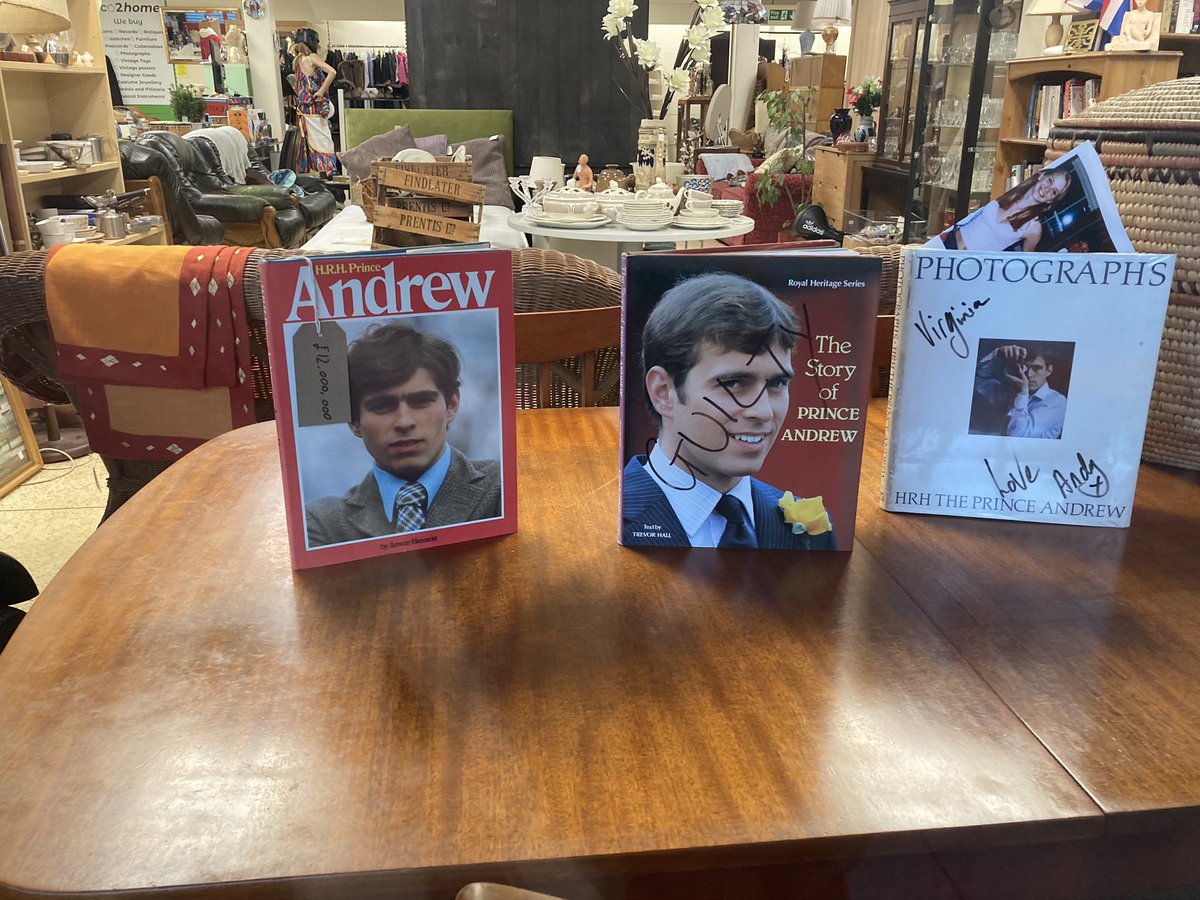 ScottWheeler3's tweet photo. A interesting book display in the shop windowr https://t.co/pinfk75uq1