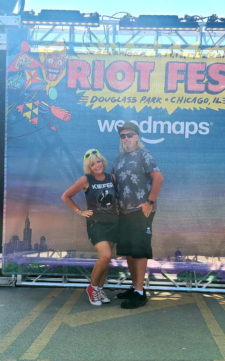 michelejohansen's tweet image. New @RealKiefer #BloorStreet CD came today. Love these songs! 
#SoFullOfLove
#LeanIntoMe
#TwoSteppingInTime
#Goodbye 
#ChasingTheRain 
#GoingDown

But #SomethingYouLove will ALWAYS be my favorite song. #KieferSutherland 

Can't wait until March 20th show at @ArcadaTheatre