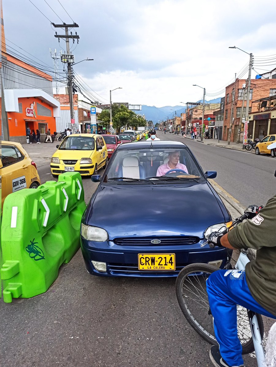 JSGuerrero's tweet photo. @BogotaTransito @TransitoBta  #Denuncia  vehículo invadiendo el bicicarril en la carrera 24 calle 36 sur. https://t.co/zOcrPqDyVT