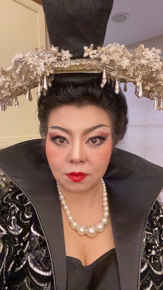 What does the Princess do while waiting in her dressing room? She takes a selfie 🤳🏻 Everything is ready for our premiere🤩

#HuiHe #artist #soprano #china #operasinger #shanghai #Turandot #puccini #loveit #openingnight #backstage