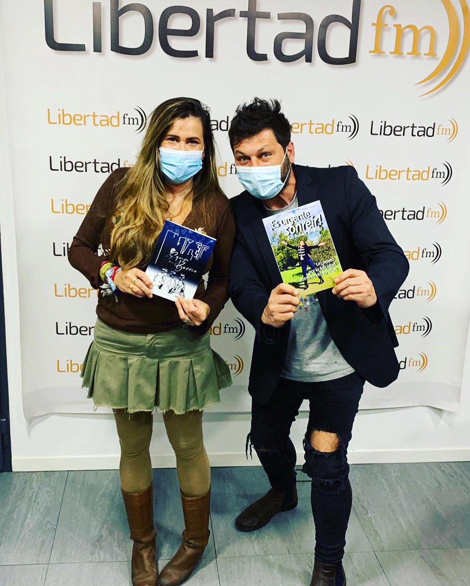 dsegoviaoficial's tweet image. Y, ¿que hago en la radio? 
Yo he ido para hablar de mi libro 🤪😉 elequipodemibarrio.com

🙏🏻GRACIAS  @evaroblesspain y #SergioAlbertoGama por compartir mi historia con los radioyentes de @LibertadFm107 libertadfm.es 
3,2,1.. ¡intercambio de libros!
#esurgentesonreir 🙂