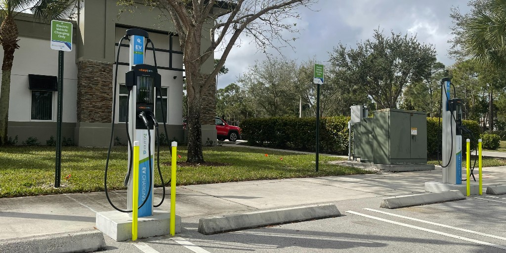 CityGreenacres's tweet photo. We’re excited to have teamed up with @insideFPL to offer a new state-of-the-art community benefit: FPL EVolution charging stations!🔌🚗
You can find the FREE #FPLEVolution charging stations at City Hall and the Community Center with each location offering 4 charging ports! https://t.co/oZF1K9jn3x