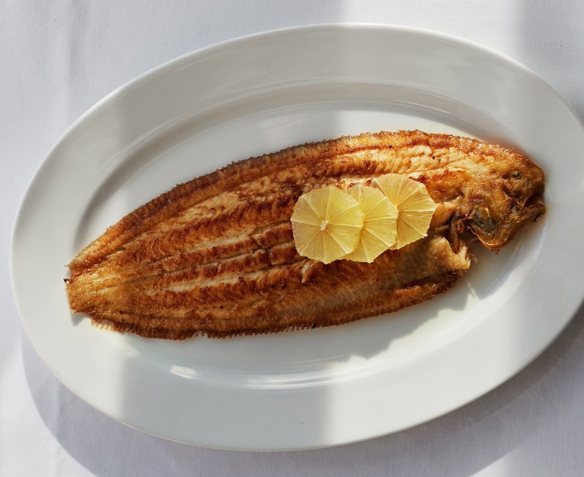 Dover sole à la meunière is a rather special dish on our menu. Also known just as ‘Dover sole meunière’, meaning ‘miller’s style’. The dish gets its name from the light dusting of flour the fish is given before frying. Book and try it for yourself here: bit.ly/3rMdMdX