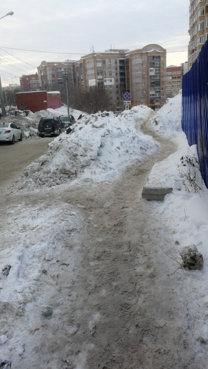При уборке около 5 просеки 101 снег сгребли и оставили прямо на тротуаре, полностью его перегородив. <a href="/MP_Blago63/">МП Благоустройство</a> <a href="/SamMobilePriem/">Мобильная приемная Губернатора Самарской области</a> когда будет убрано? Люди вынуждены идти по проезжей части