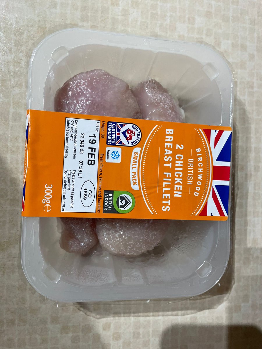 BEXC80's tweet photo. @LidlGB Can you tell me why your fresh meat always goes out of date before the use by date? Went to have this for dinner tonight 🤢🤮😱 Shall i take it back to store for a refund? https://t.co/nyQKfWHL7o