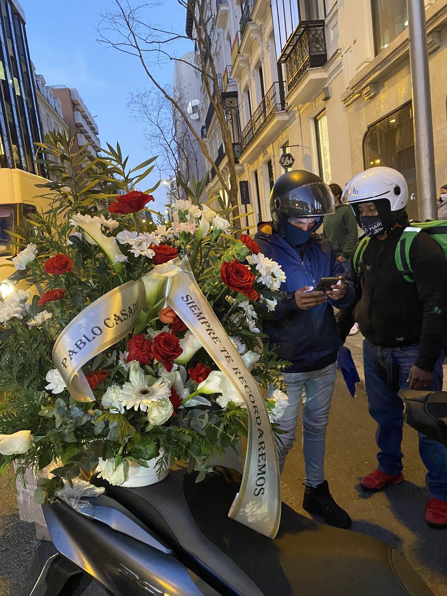 AndaluciaSinVOX's tweet photo. Ya ha llegado una corona de flores a Genova 13  con las palabras "Pablo Casado - Siempre te recordaremos". #PPGate #Ayuso #Casado https://t.co/mV7vq09KFQ