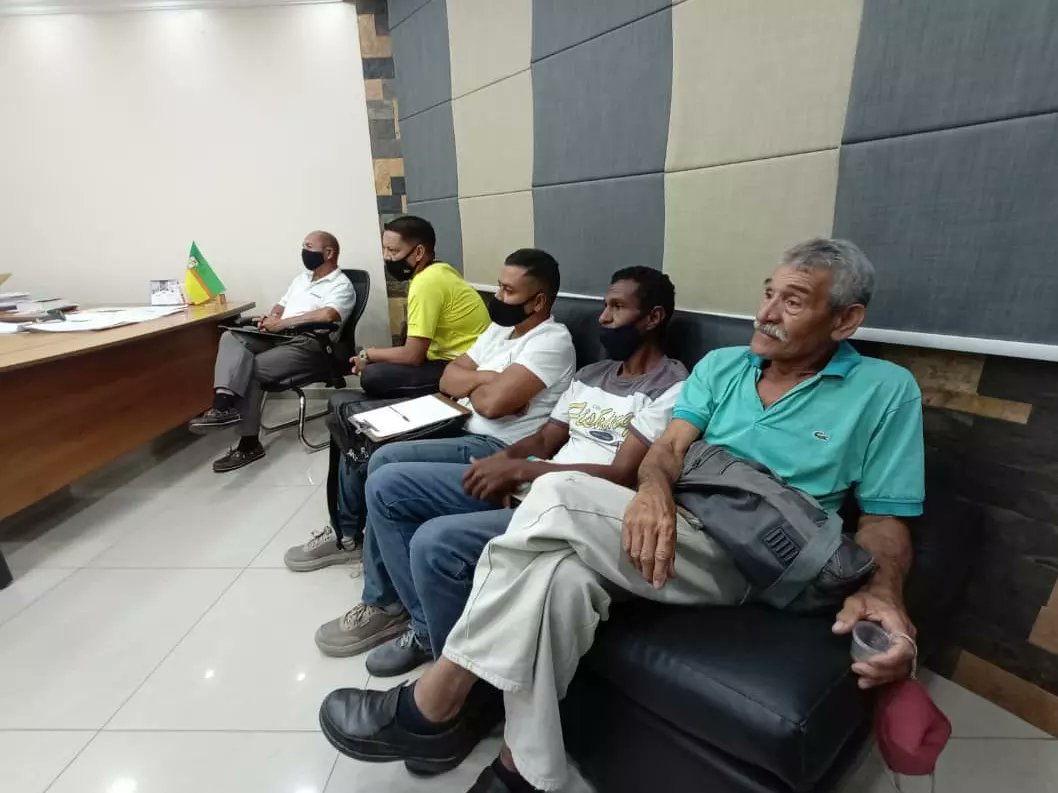 AlcaldiaJALamas's tweet photo. #17Feb| El día de hoy el alcalde Pedro Campos, sostiene un encuentro con los representantes del Centro Deportivo Comunitario "Alexander Rivero" (CEDECAR), junto a la Dirección Municipal de Deporte. Con el objetivo de masificar y difundir el deporte en la jurisdicción. https://t.co/HDfKeu68m3