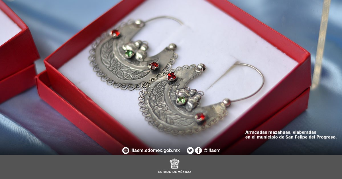 iifaem's tweet photo. Las y los artesanos orfebres realizan diferentes procesos como fundir, laminar y calar, para dar vida a verdaderas obras de arte que, con mucha dedicación y esfuerzo, ofrecen al público en arracadas y collares.

#HechoEnEdoméx
#HechoConElCorazón https://t.co/eSqsqh3jur