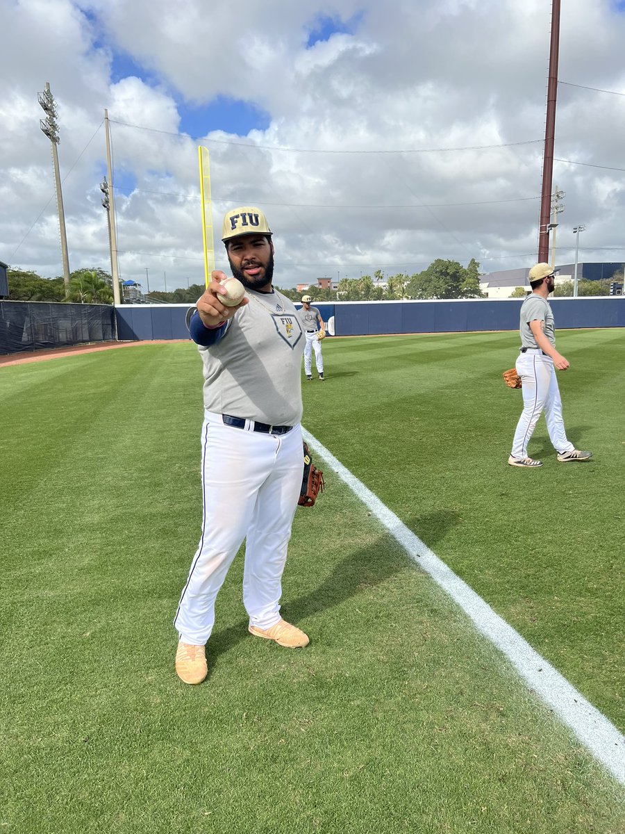 mdipasquale7's tweet photo. With Mr.Marlin #jeffconine and @FIUBaseball @FIUAthletics @FIU Panthers getting to start the season Friday. My feature on Mr. Marlin Sunday night 11:30 Lexus Sports Xtra @7SportsXtra @wsvn @Marlins https://t.co/Jy5Y1monRj