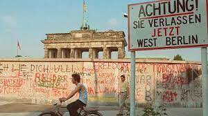 AntoineRipoll's tweet image. The Berlin Wall fell on November 9, 1989. 

It stood for 10 316 days, dividing Germany and Europe. This week, it has been 10 316 days since it fell.

 #strongertogether