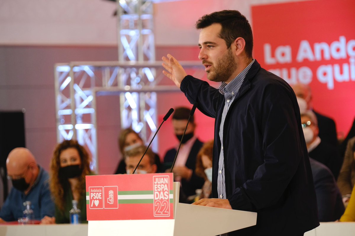 JSAndalucia's tweet photo. 👉Esta tarde las Juventudes Socialistas de Andalucía hemos participado en el #ComitéDirector del @psoedeandalucia 🌹
➡️En el ha intervenido nuestro Secretario General @Moyano_Ale 🗣️ https://t.co/47vDeXivhQ