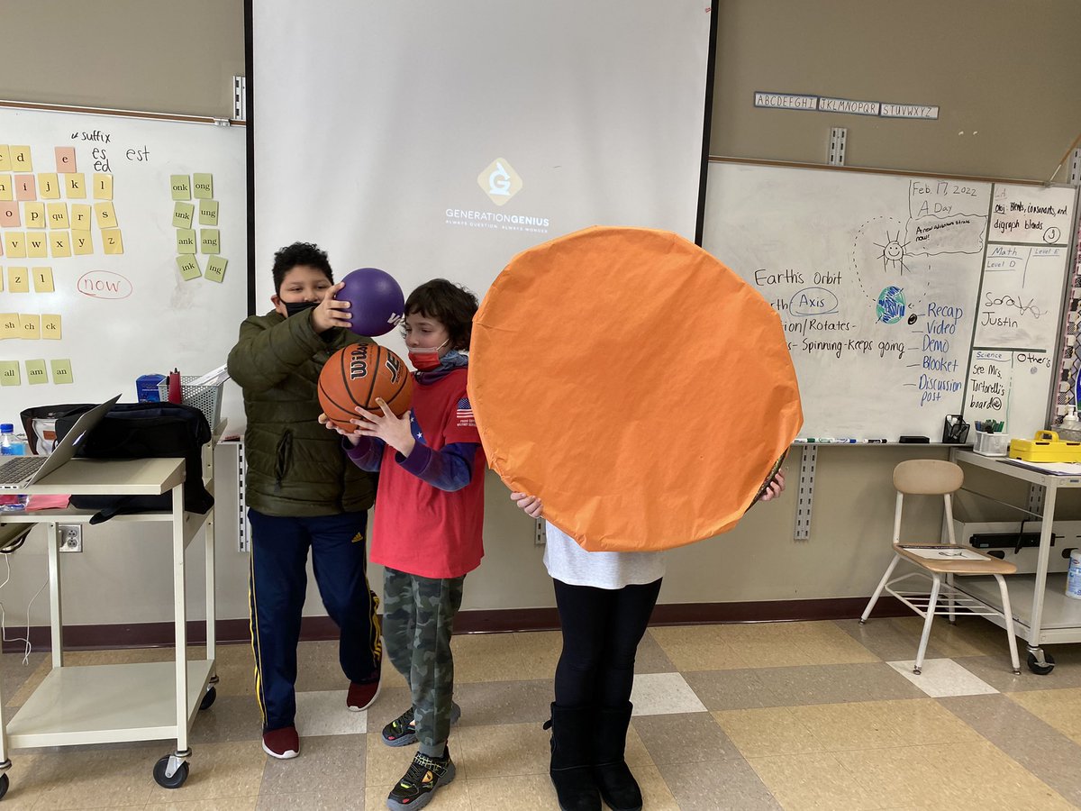 eboorNJ's tweet photo. Students connect their new knowledge of Earth’s orbit around the Sun by completing a demonstration their understanding. @HowellTwpMSS #SixthGradeScience 🌎 🌙 ☀️ #Science https://t.co/nLXOHCkAge