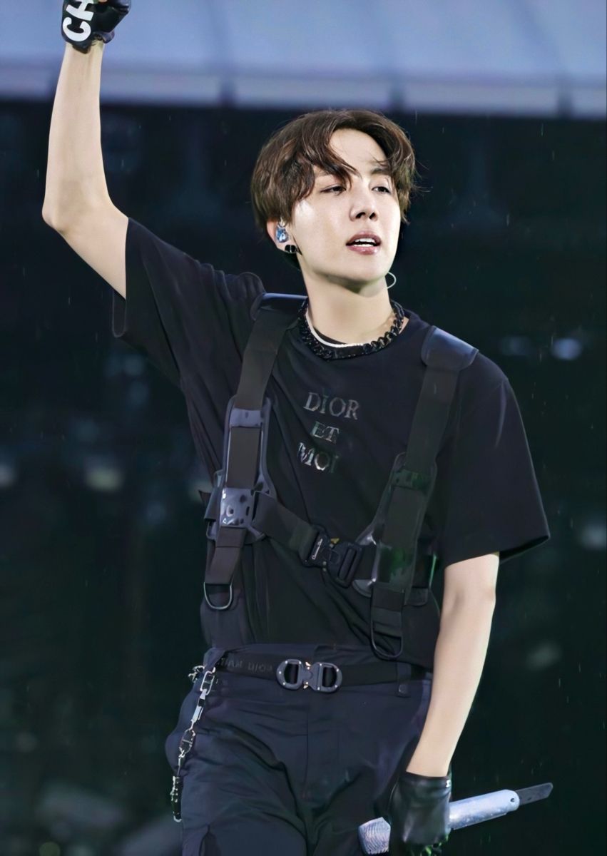 appleicedtae's tweet photo. @vkooklovie @BTS_twt Happy birthday to my bias wrecker since 2017!! To our bundle of joy, that gives big smiles whenever ARMYs are sad. Ily always, enjoy your day 💜 @BTS_twt https://t.co/kA5TFT5lkN