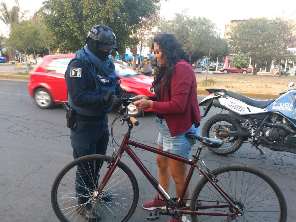 seguridadneza's tweet photo. #ConHonor || Cuidar de ti es nuestra labor. 🤝
En la col. Benito Juárez, el Grupo Motorizado de sector 12 “Perla”🚓👮🏻♂️ demuestra su honestidad y compromiso, con la ciudadanía.
Devolviendo $2,000 en efectivo💰 que se le cayó a una joven al circular a bordo de su bicicleta. https://t.co/20eW3JJUfl