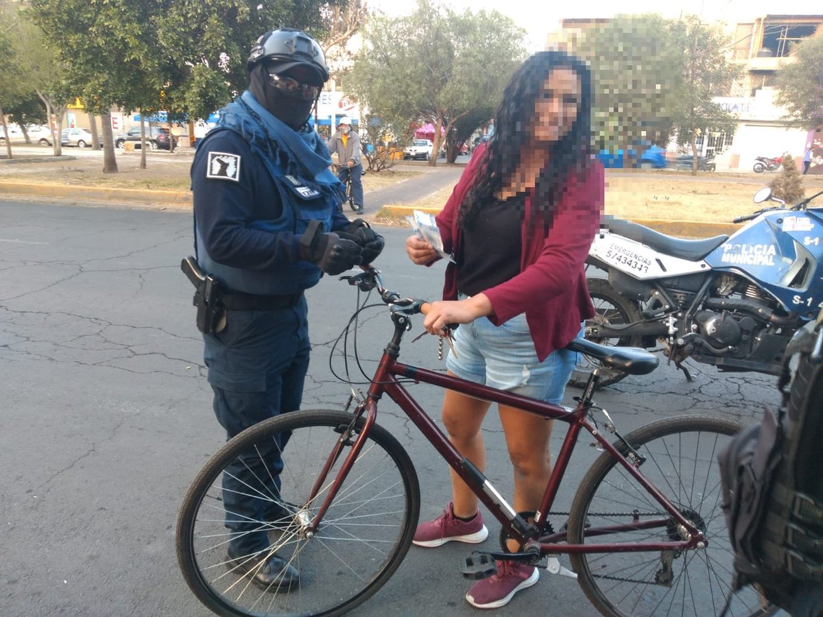 seguridadneza's tweet photo. #ConHonor || Cuidar de ti es nuestra labor. 🤝
En la col. Benito Juárez, el Grupo Motorizado de sector 12 “Perla”🚓👮🏻♂️ demuestra su honestidad y compromiso, con la ciudadanía.
Devolviendo $2,000 en efectivo💰 que se le cayó a una joven al circular a bordo de su bicicleta. https://t.co/20eW3JJUfl