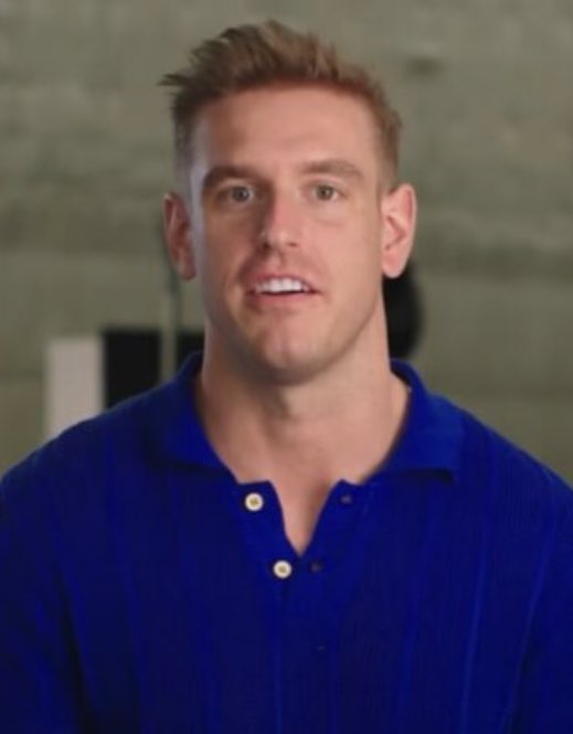 andiplaymaker13's tweet photo. This guy gives me the creeps…and looks like he’s the love child of Gary Busey and Boris Johnson. 🤷🏼‍♀️ #LoveIsBlind https://t.co/cHBFrQ7D61