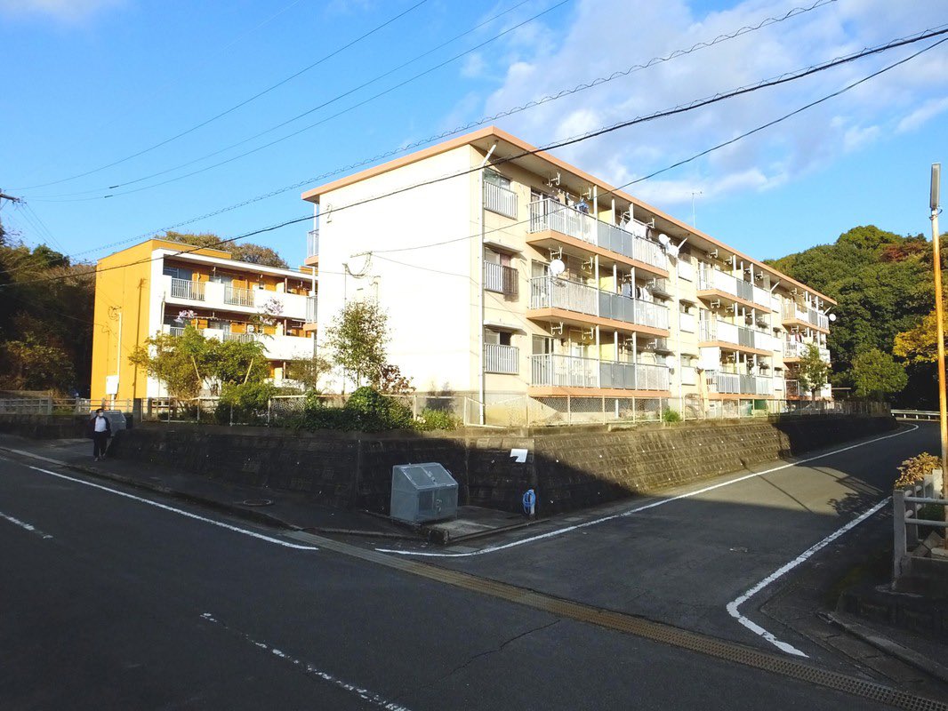 r_publicestate's tweet photo. 【公共不動産の活用アイディア💡】
築45年、一戸あたりから利用可能なTHE・団地。「畑付き郊外型住宅」や、スキルの交換でお悩みを解決し合う「一芸アパートメント」へ？住民同士でコミュニケーションがとれる広場があると良いかも。
続きは #ディぐるナイト で👉
https://t.co/L8Ar41Yxdn https://t.co/jtiSrdvApo