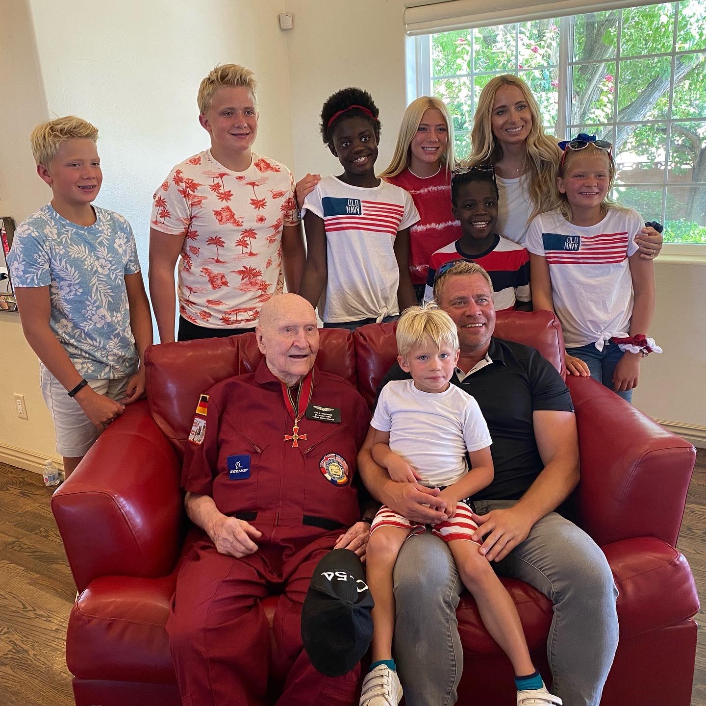 tim-ballard-on-twitter-i-had-the-pleasure-to-present-alongside-this-giant-of-a-man-last-july-4th-so-happy-my-children-got-to-meet-a-true-hero-and-witness-his