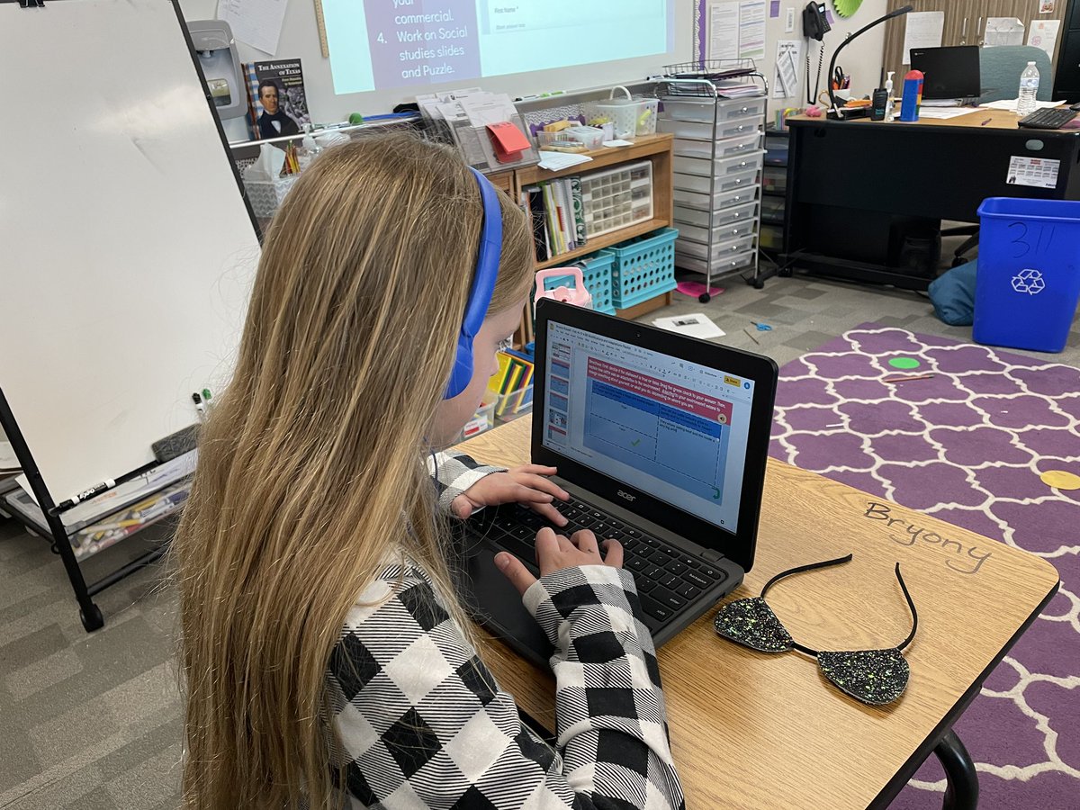 mendyhayes's tweet photo. Working on a #learningplaylist for social studies keeps us focused! #SAMR learning so much about our great state of #texas @MrMcDaniel13 @VaughnElemFISD @ci_elem https://t.co/8lPyFV3Kll