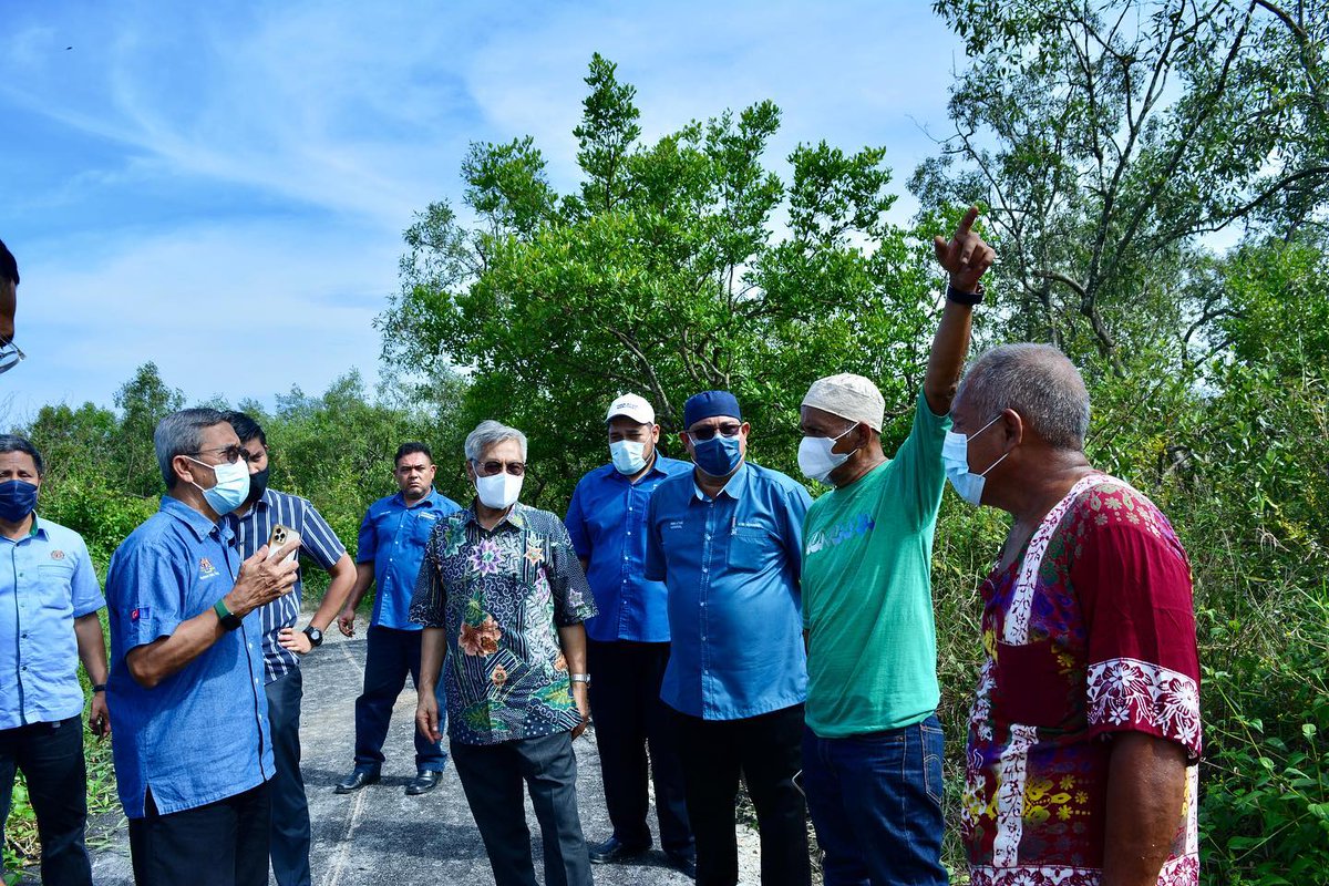 KASA_MALAYSIA's tweet photo. YB Dato' @mansorhjothman , Timbalan Menteri Alam Sekitar dan Air telah mengadakan lawatan kerja ke Batu Pahat, Johor bagi meninjau isu-isu berkaitan banjir dan hakisan pantai yang berlaku di daerah ini. 

💧🌱🌏

#KeluargaMalaysia
#KementerianAlamSekitarDanAir https://t.co/vRm3cQfCID