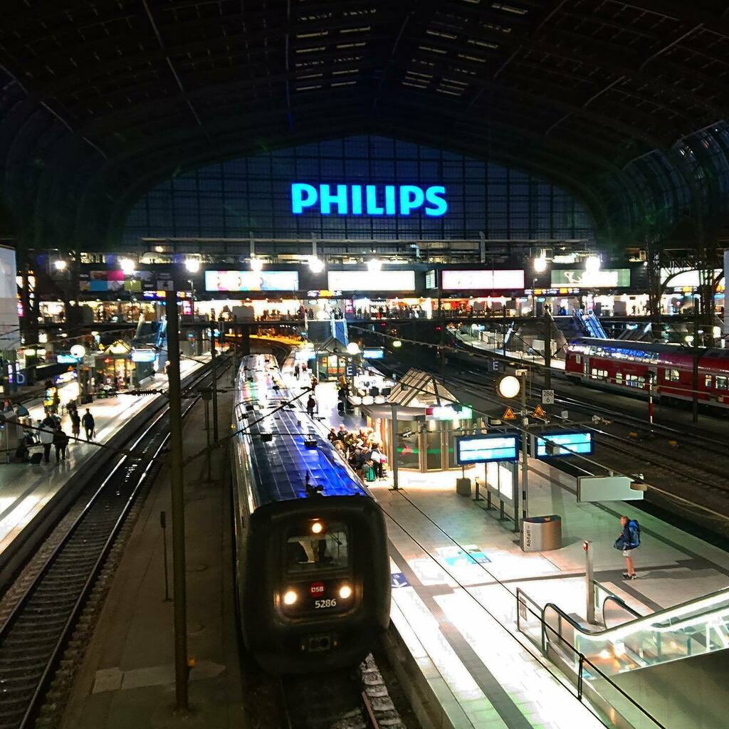 遠歩き ハンブルク中央駅 今は亡き渡り鳥コースを利用して デンマーク コペンハーゲンからここドイツ ハンブルクまでの国際列車旅 ハンブルク中央駅 ハンブルク 駅 駅舎 ドイツ ヨーロッパ 観光 旅行 ひとり旅 一人旅 海外 海外旅行