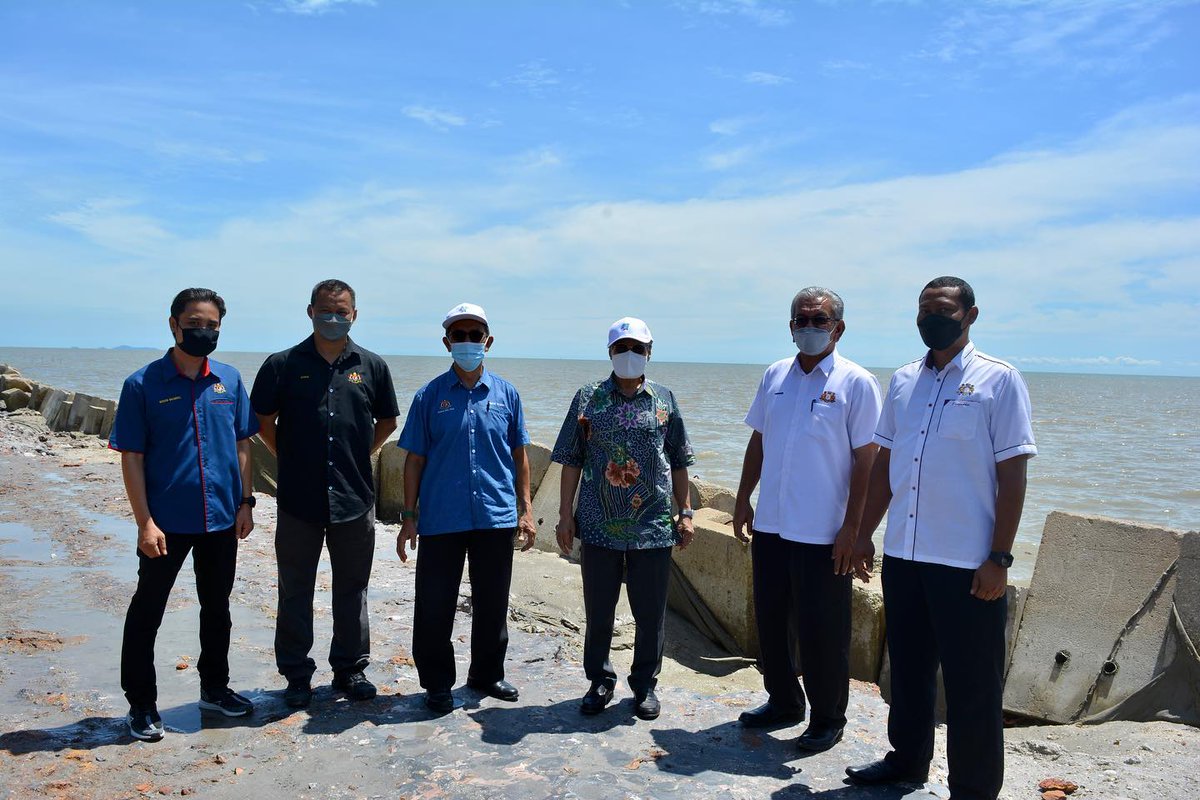 YB Dato' <a href="/mansorhjothman/">Mansor Hj Othman</a> , Timbalan Menteri Alam Sekitar dan Air telah mengadakan lawatan kerja ke Batu Pahat, Johor bagi meninjau isu-isu berkaitan banjir dan hakisan pantai yang berlaku di daerah ini. 

💧🌱🌏

#KeluargaMalaysia
#KementerianAlamSekitarDanAir