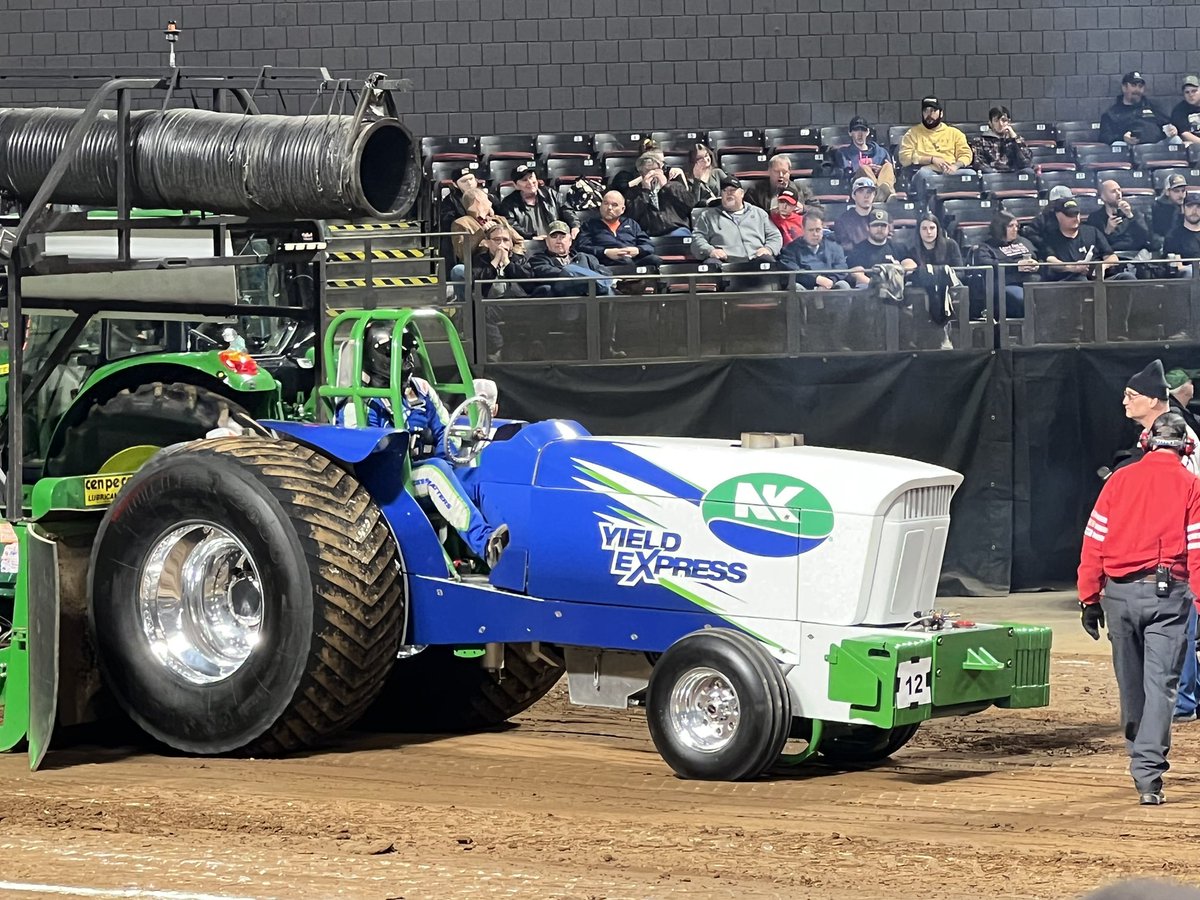 TinkVeri's tweet photo. Definitely some big power at the #championtractorpull great time! #NFMS22 https://t.co/SHooOztnwW