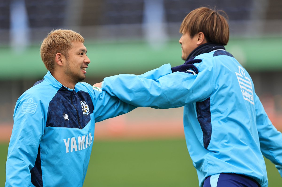 ジュビロ磐田 赤色ハーフジップジャージ アドミラル