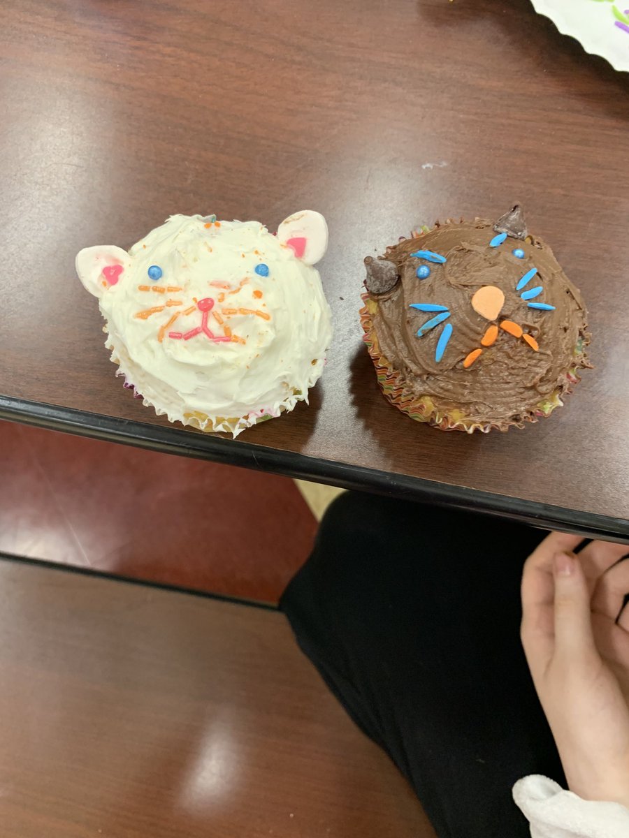 GentilelLesli's tweet photo. February Soirée. Cupcake Wars, pizza and Apples to Apples. Such fun. Thanks for all your help! https://t.co/0oFYhb45cZ