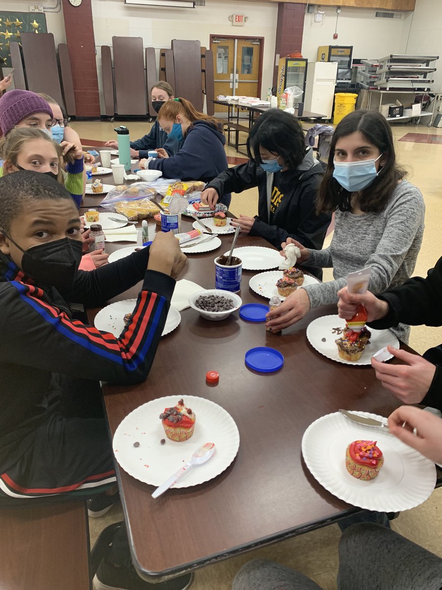 GentilelLesli's tweet photo. February Soirée. Cupcake Wars, pizza and Apples to Apples. Such fun. Thanks for all your help! https://t.co/0oFYhb45cZ