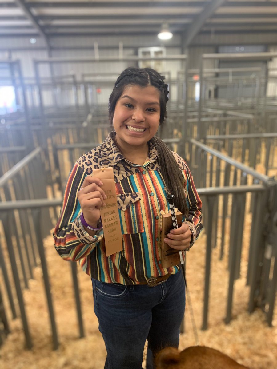 JoleeSeabourn's tweet photo. Nataly placed 9th in her Duroc class today in San Angelo! I am so proud of you and your hard work! Keep it up!! @CraneISD @CraneHighSchool @DrSDHoward https://t.co/HIGzScuBVk