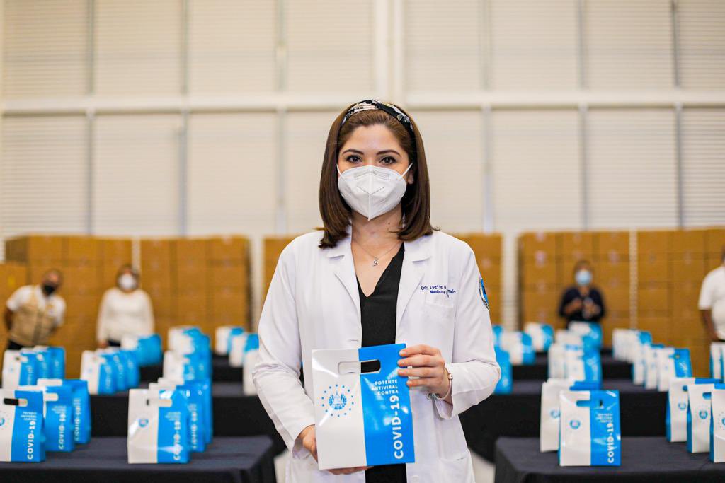 Gobierno_SV's tweet photo. Se han preparado dos kits, el azul y el celeste: el primero es para casos sospechosos de #COVID19 y el segundo es para casos positivos confirmados a través de una prueba antígeno o pruebas PCR-RT, realizadas a través de cabinas del Gobierno o en laboratorios certificados. https://t.co/LJxfNhD2h1