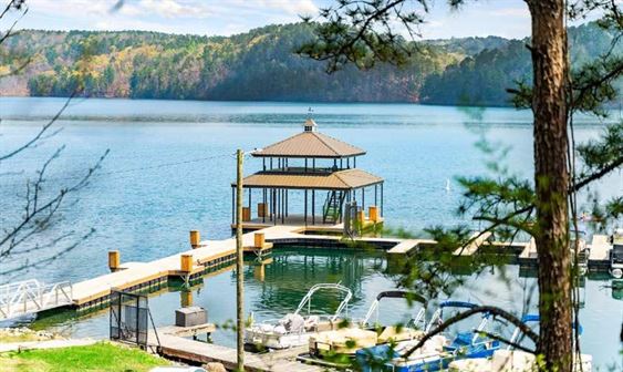 PCRlifestyle's tweet photo. Check out @LakeArrowheadGA, a PCR #TopCommunity in 2022! 40 minutes north of Atlanta, it offers mountains, lakes, golf, and plenty of world-class amenities. Learn more: https://t.co/lxMtY3X6XK #masterplannedcommunity #lakefrontliving https://t.co/AKzXkLHXWg