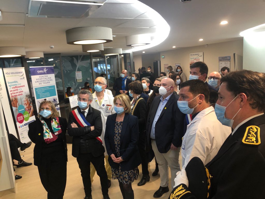 Un grand merci a Madame la Ministre Brigitte Bourguignon de sa presence aujourd hui au CHU de Tours pour inaugurer le  nouveau service de Medecine Aigue Geriatrique et soutenir l engagement du pole vieillissement et des acteurs du GHT