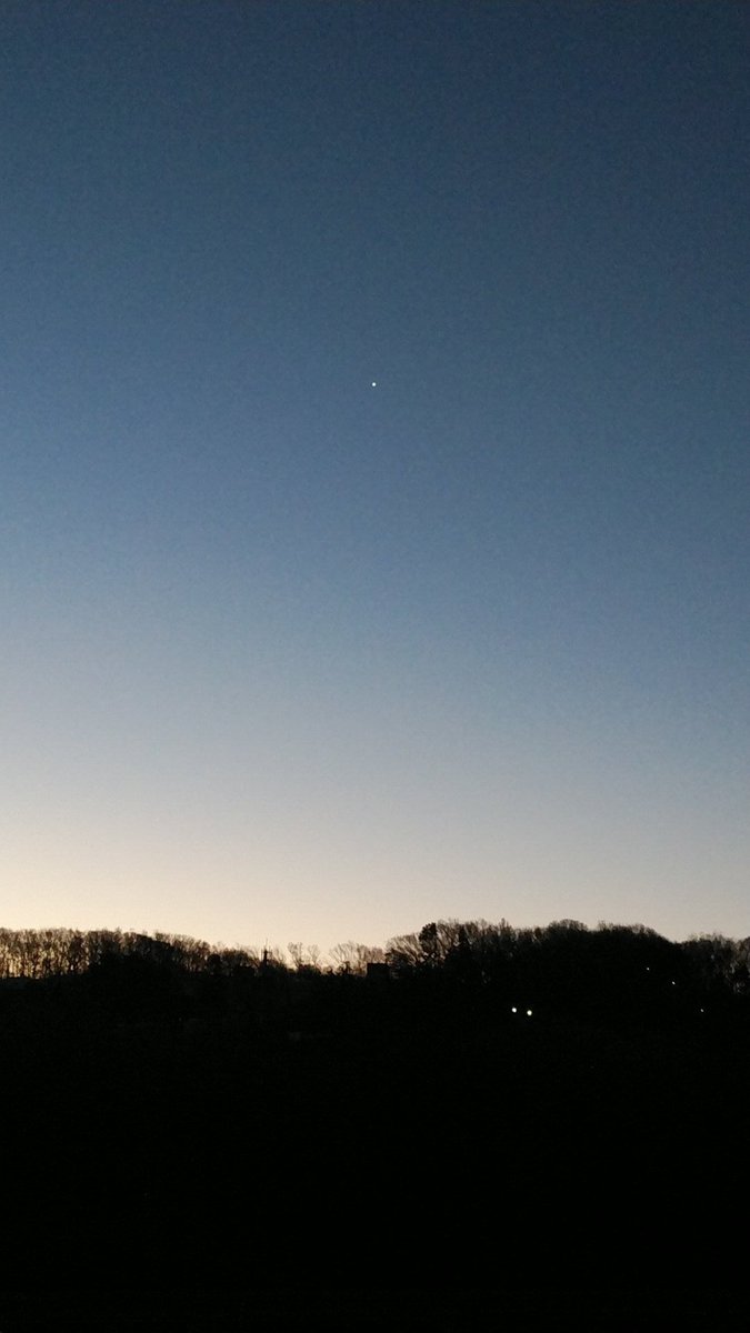 shimada_gin's tweet photo. おはようございます。西の空には丸めの月、東には明けの明星、そして朝焼けと三役揃い踏みです。(*´ω`*)そして日の出時間が早くなったので川面のカルガモも元気です。( ´艸｀)
今週は何とか金曜日まで辿り着きましたが疲労が。(；´Д｀)そこはともかく本日も安全第一で。(｀・ω・´)ﾏｲﾘﾏｼｮｳ。 https://t.co/ZzTnVztr9y