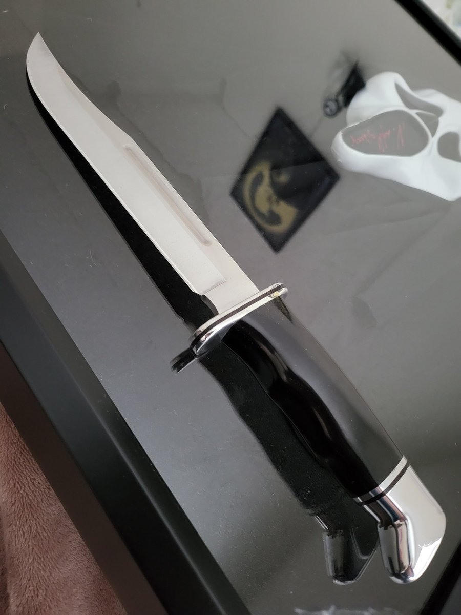 iOSDroid718's tweet photo. Making this a hash #ScreamFamily if you think this is cool hash it. So here's the ongoing project if you've been following the progress of this project just 48 hours out till I see Neve Campbell. B120 (DAMN ITS BIG) to get signed!!! @screamsourcee @DavidArquette @hello_sidney https://t.co/vSulOONKTS