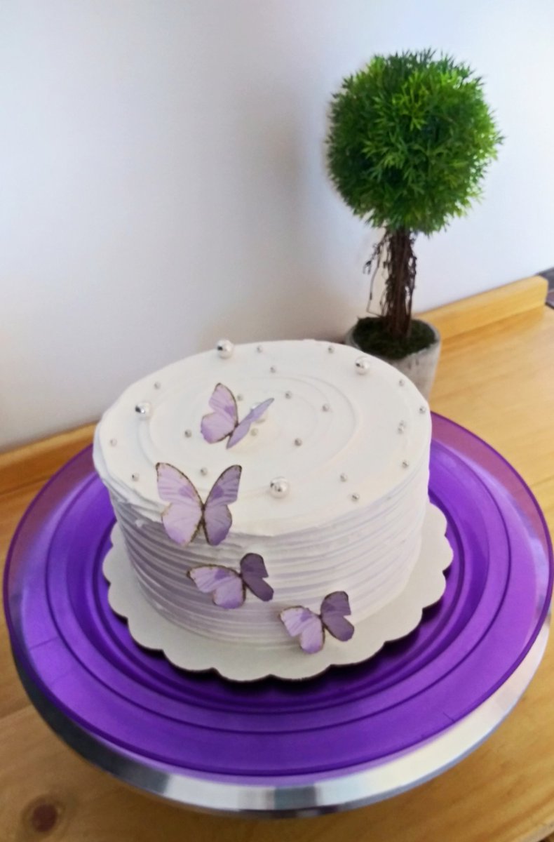 _SugarBakery's tweet photo. 👉 Butterfly cake ready to go 😋

#sugarbakerysv #cupcakelovers #sivarfoodie #sugaart #postres #arteenazucar #frosting #cupcakes #baking #horneandoconamor #sivarfoodie #pasteleriacreativa  #pastrycheflife #bakery #foodie https://t.co/BKL4BX92hN