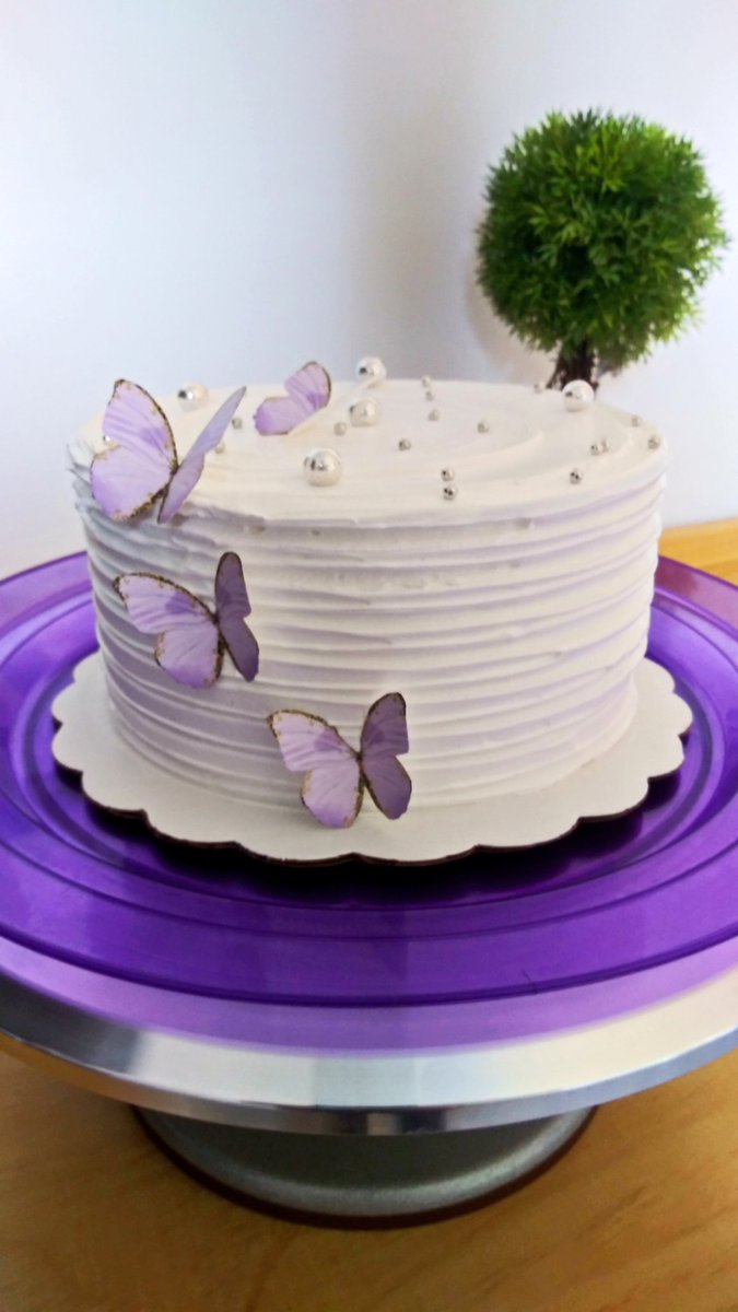 _SugarBakery's tweet photo. 👉 Butterfly cake ready to go 😋

#sugarbakerysv #cupcakelovers #sivarfoodie #sugaart #postres #arteenazucar #frosting #cupcakes #baking #horneandoconamor #sivarfoodie #pasteleriacreativa  #pastrycheflife #bakery #foodie https://t.co/BKL4BX92hN