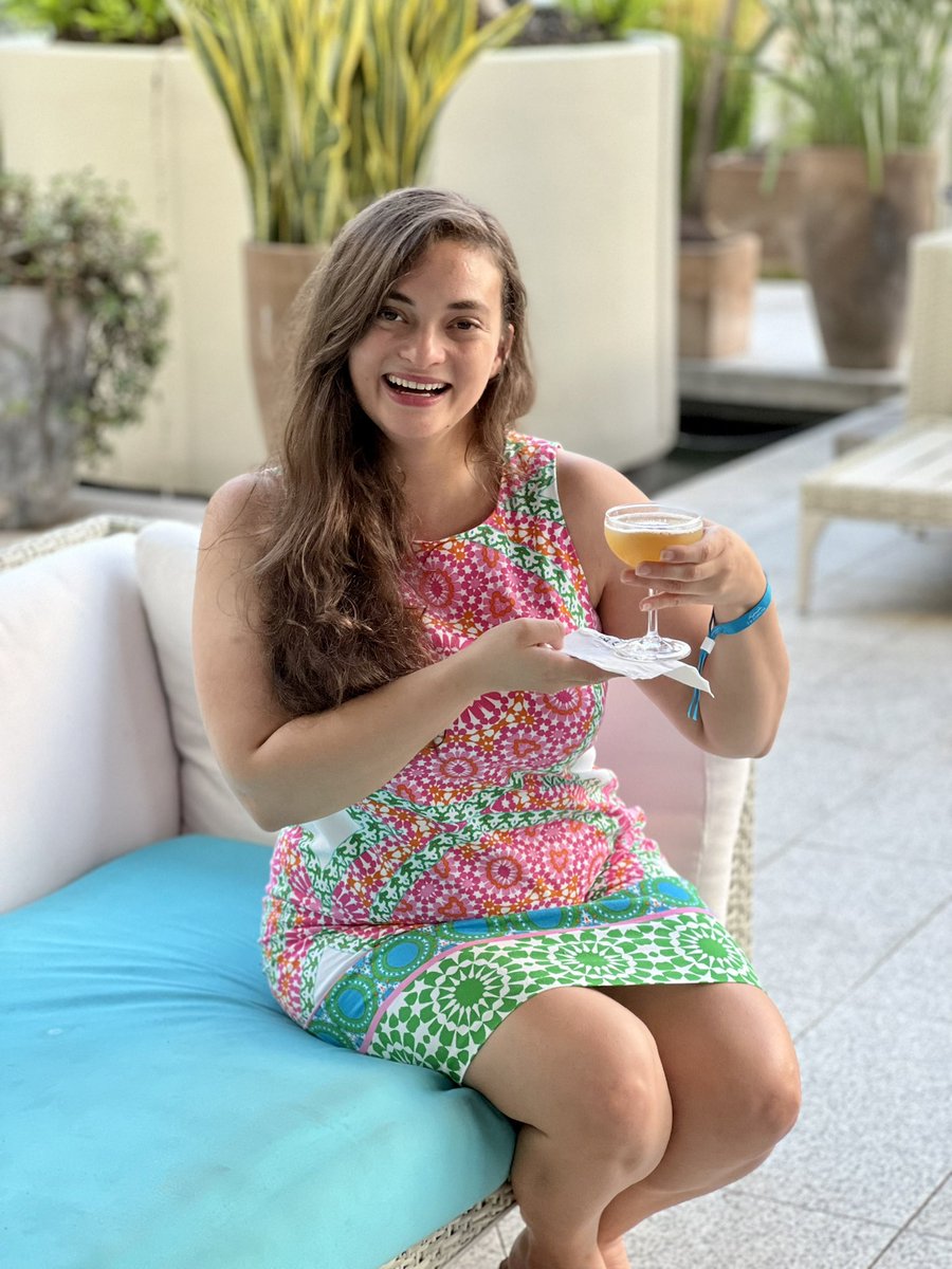 jenonajetplane's tweet photo. Oh hello fancy cocktail by the pool🍹 @discover_PR @laconcharesort https://t.co/BpdJiwSfI6