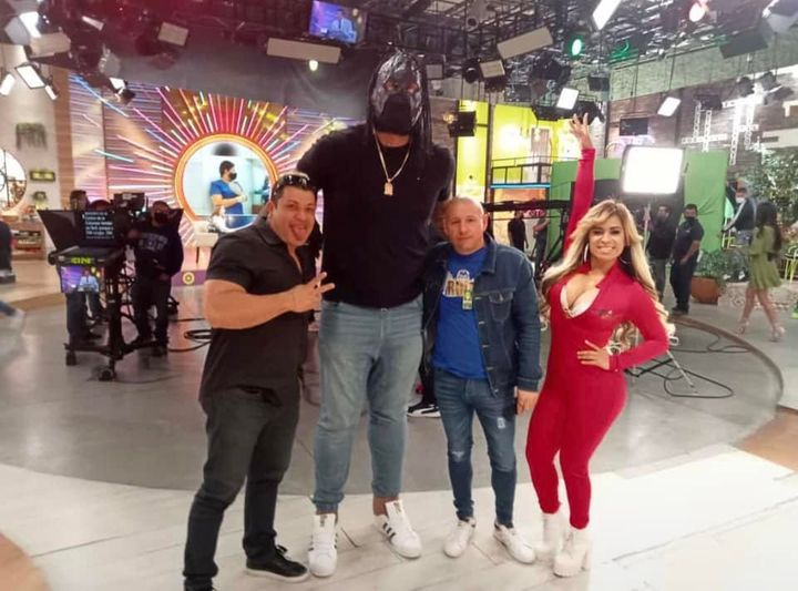 AdxCultura's tweet photo. #RoblesPromotions #TheBeastMode en #SaleElSol
#UNIDOShacemosmásRuido #RadioCulturaAdictiva TEXANO JR., CON EL OBJETIVO DE LEVANTAR A THE BEAST MODE Y QUEDARSE CON 500 MIL PESOS. https://t.co/2gcp8Vhy0b