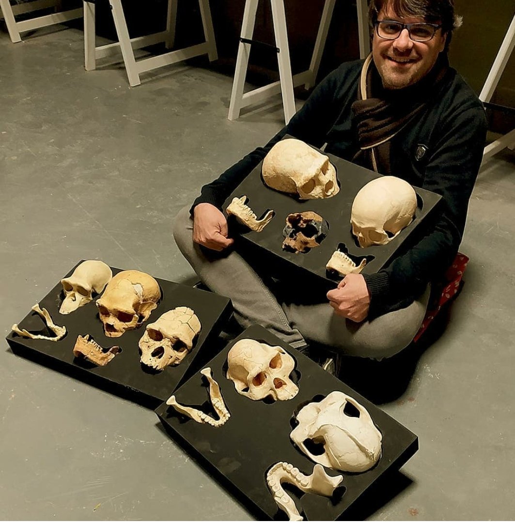 paleotwit's tweet image. Nuevas maletas personalizadas. JC es una enciclopedia con patas en mecanizado y prototipado de control numérico. Te puede mecanizar la cáscara de un plátano con un lápiz! Cuando te rodeas de gente apasionada todo fluye distinto.
#cnc #evoluciónhumana #craneos #equipopaleorama