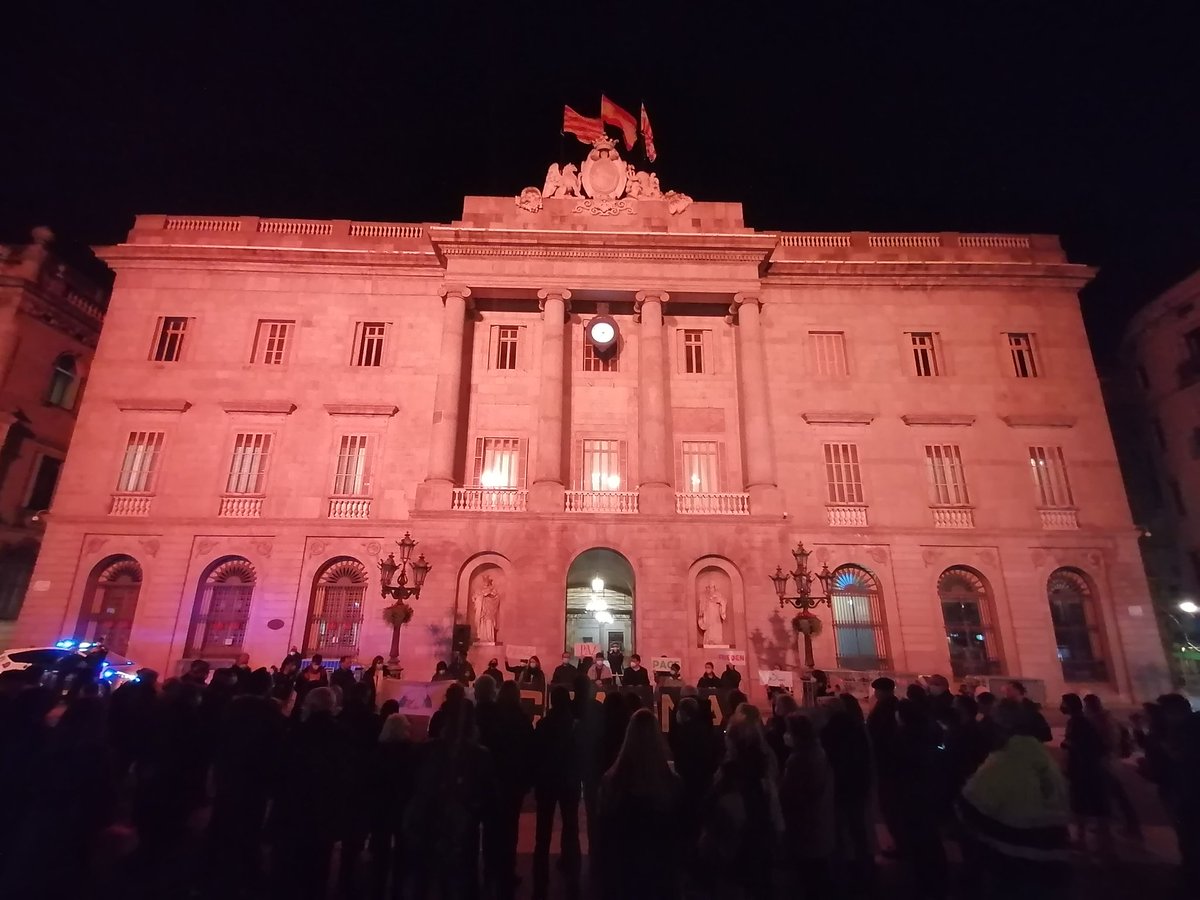 santegidio_ES's tweet photo. "SÍ A LA PAZ, NO A LA GUERRA"
Después de Roma resonaba también este grito desde la plaza de Sant Jaume de Barcelona. Es la voz de quien trabaja cada día por la paz. El mundo no necesita la locura de la guerra sino la cultura de la solidaridad.
@jovenesxla_paz @santegidionews https://t.co/a2s7FqsuvW