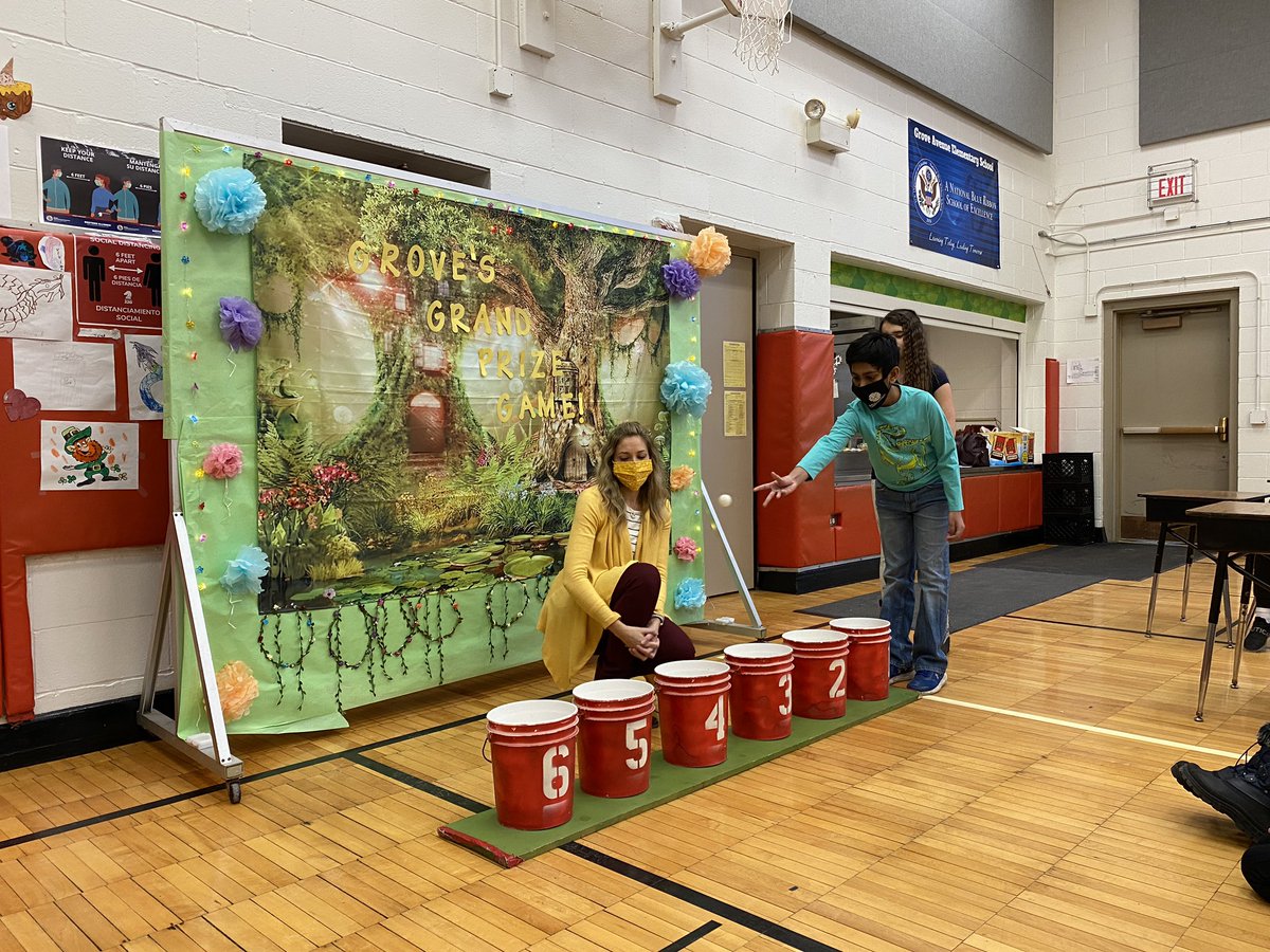 MrsChangGrove's tweet photo. Today was our day to play Grove’s Grand Prize Game! Our contestants had fun while our audience cheered and rooted them on! 🥳🎉 #FamilyReadingProgram @GroveAve220 https://t.co/rBB7VYjEuN
