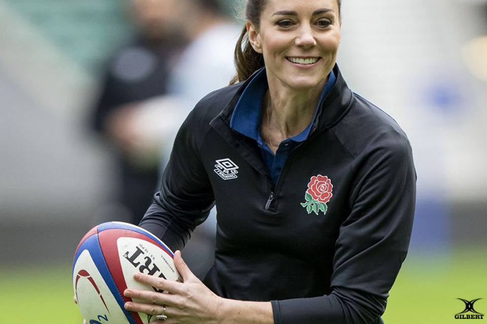 La duquesa Kate Middleton durante su jornada en el Twickenham Stadium, donde compartió risas y anécdotas con los entrenadores, árbitros y jugadores.
.
.
#rugby #rugbyball #gilbert #gilbertrugby #gilbertball #rugbyleague