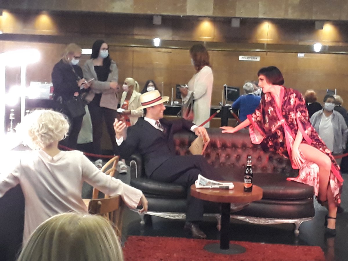 AntuHalty's tweet photo. Hoy es la segunda función de la prod. nacional de Chicago en @AuditorioSodre con entradas agotadas. Los protagonistas principales hicieron una intervención en el hall para acompañar la llegada del público. https://t.co/3xiooUggjG